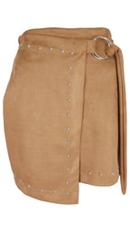 Minifalda efecto ante en color camel, con diseño cruzado, tachas y lazada lateral con aro metálico.