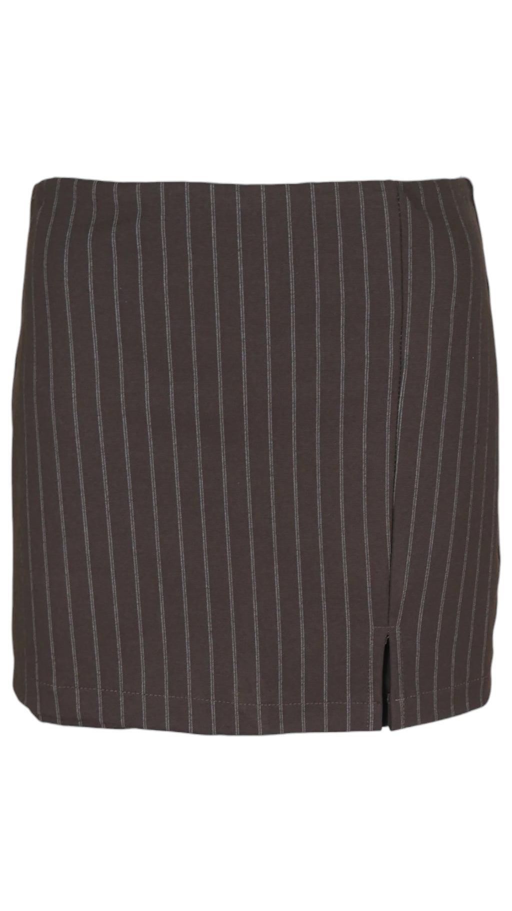 Falda pantalón sastre en color marrón, con rayas diplomáticas, corte mini y pequeña abertura en el bajo.
