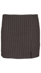 Falda pantalón sastre en color marrón, con rayas diplomáticas, corte mini y pequeña abertura en el bajo.