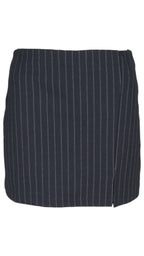 Falda pantalón sastre en color negro, con rayas diplomáticas, corte mini y pequeña abertura en el bajo.