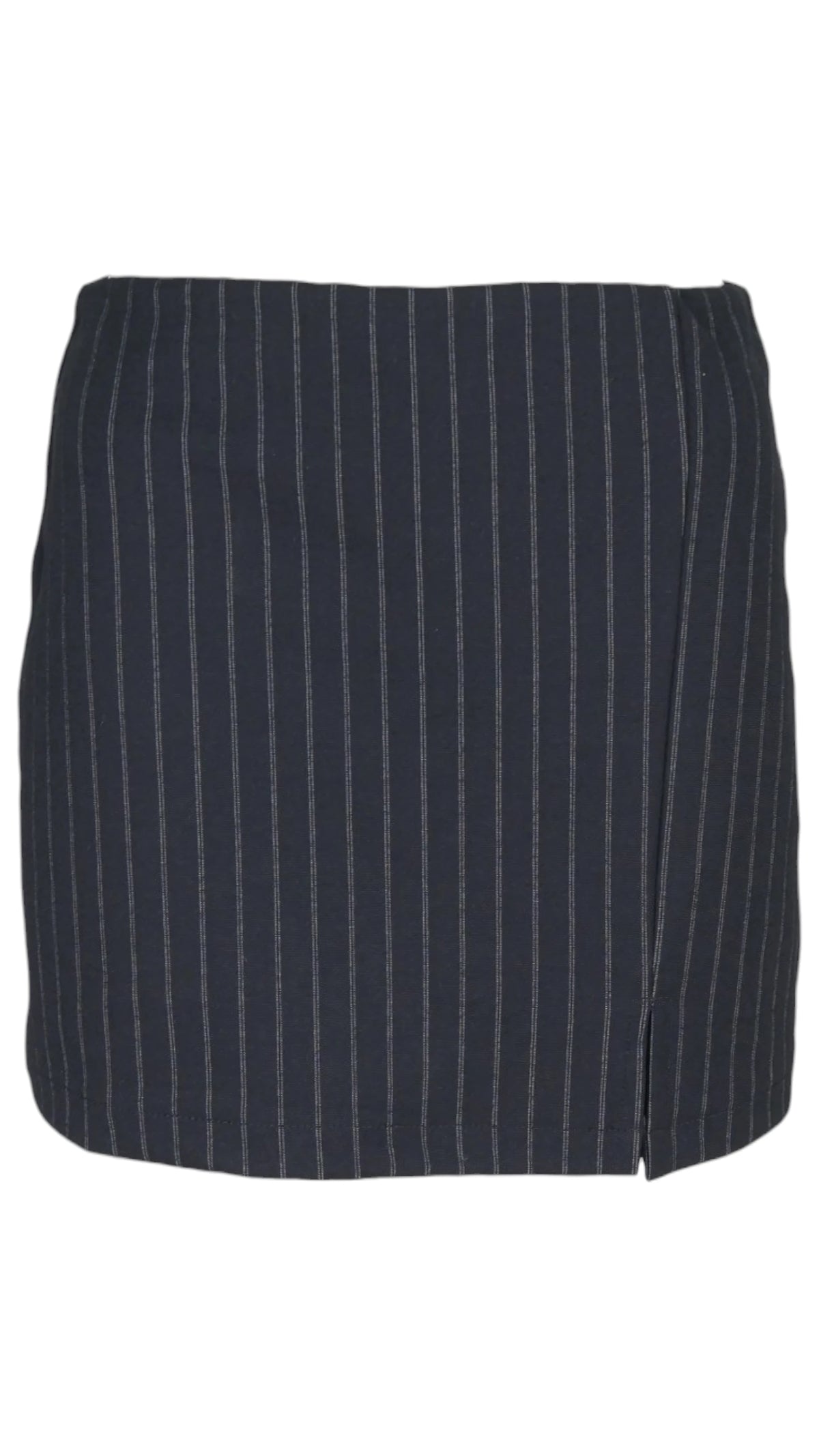 Falda pantalón sastre en color negro, con rayas diplomáticas, corte mini y pequeña abertura en el bajo.