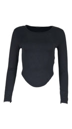 Camiseta Essential en color negro, de manga larga, con cuello redondo, corte entallado y bajo en pico.