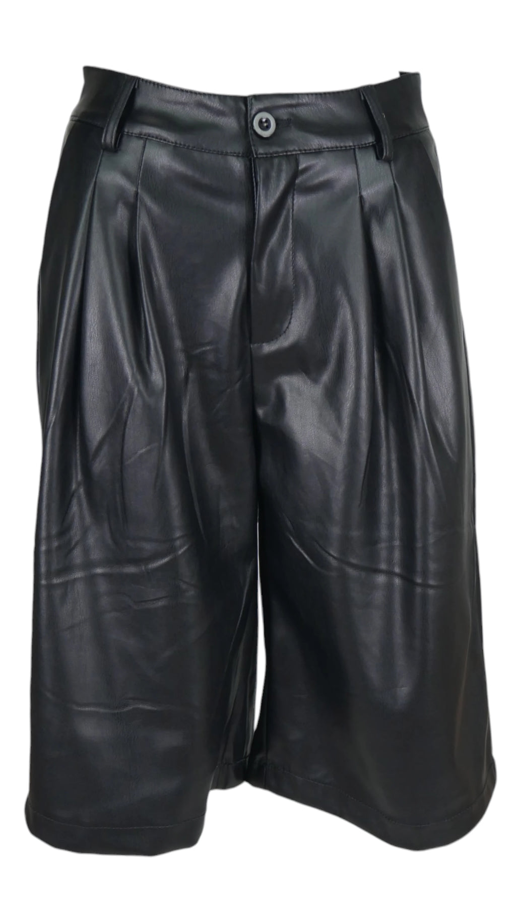 Bermudas efecto piel en color negro, de tiro alto, con pinzas delanteras, bolsillos y perneras amplias.