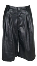 Bermudas efecto piel en color negro, de tiro alto, con pinzas delanteras, bolsillos y perneras amplias.