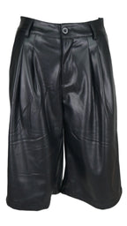 Bermudas efecto piel en color negro, de tiro alto, con pinzas delanteras, bolsillos y perneras amplias.