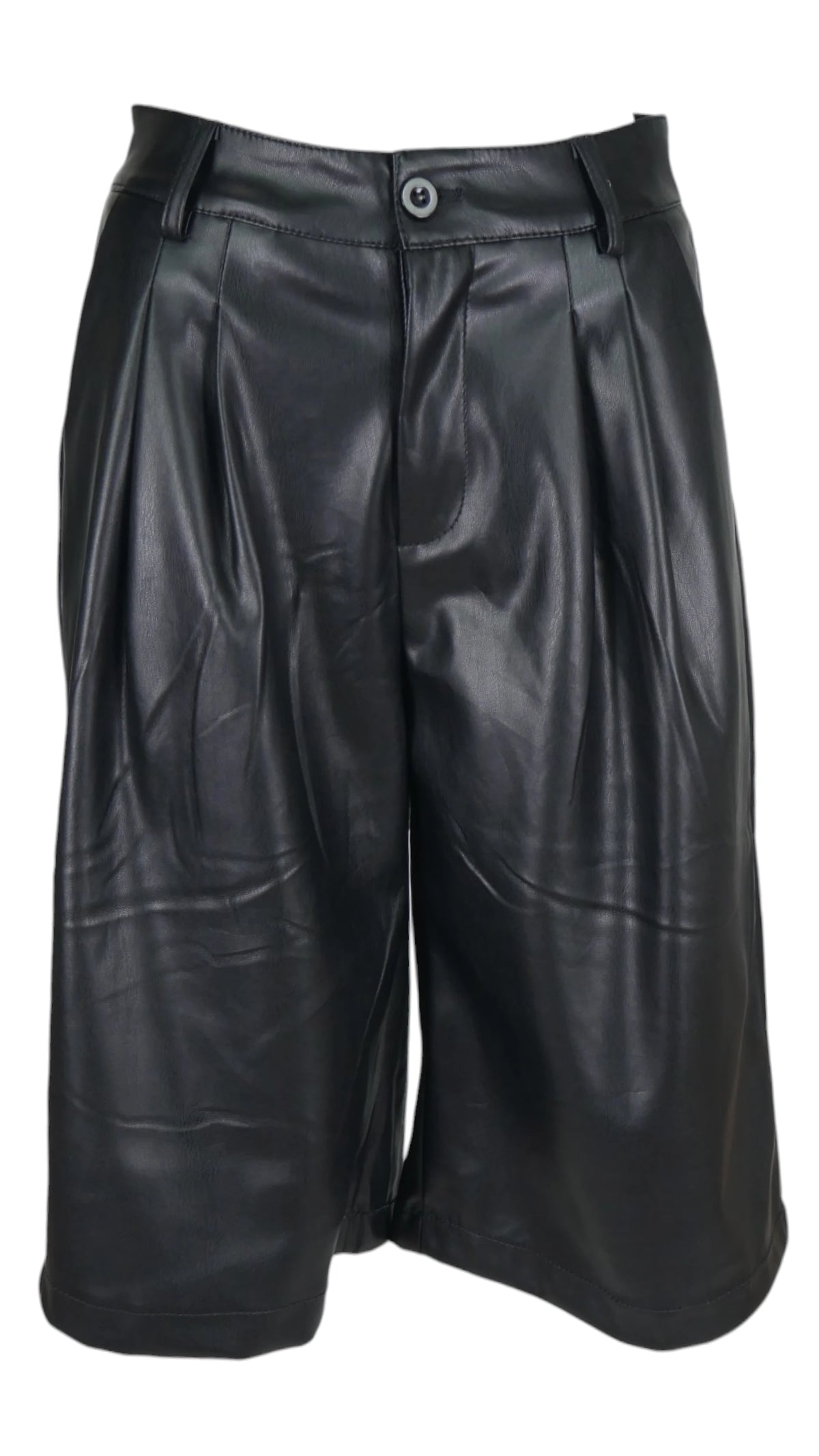 Bermudas efecto piel en color negro, de tiro alto, con pinzas delanteras, bolsillos y perneras amplias.