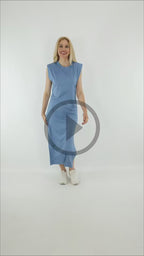 Video del Look Vestido Hombreras con zapatillas deportivas blancas