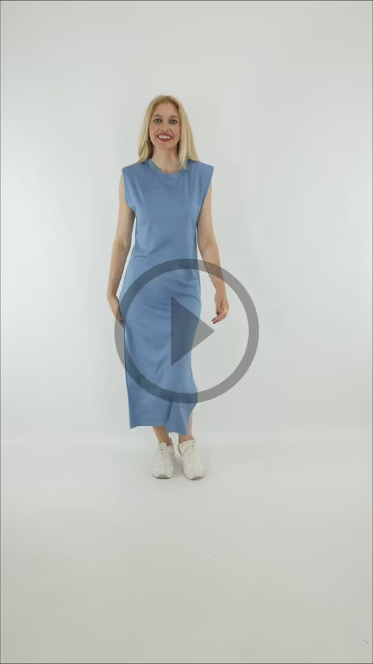 Video del Look Vestido Hombreras con zapatillas deportivas blancas