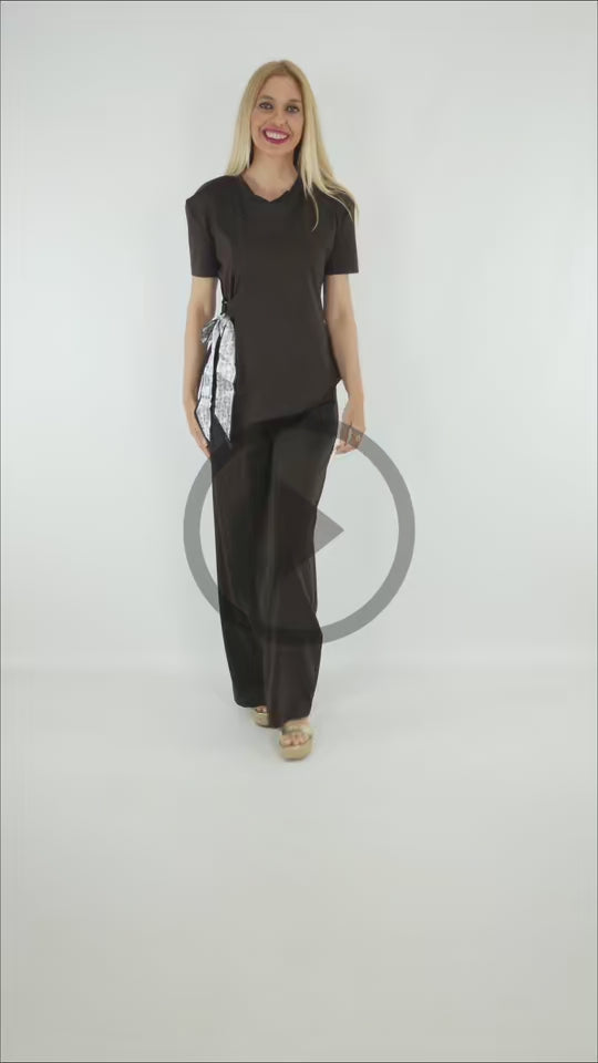 Video del Look de conjunto mujer marron camiseta con lazo lateral y pantalon fluido
