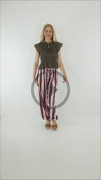 Video de Look Pantalón Balloon con blusa fruncida de manga corta y lazada frontal en el cuello.