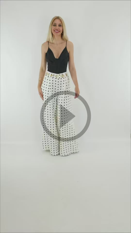 Look Body Corset con pantalón palazzo de lunares y cinturón de cadena dorado