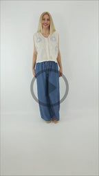 Video del Look Chaleco Crochet con pantalón fluido azul denim de talle alto y cordón ajustable