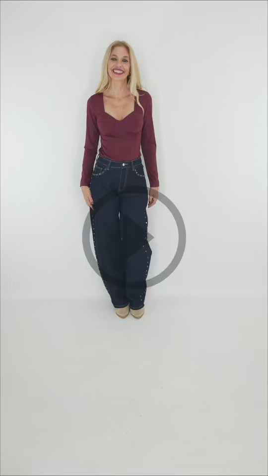 Jeans Tachas: vídeo de la prenda sobre la modelo, largo y detalles laterales