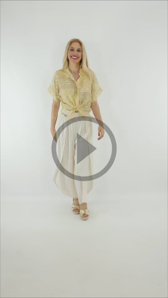 Video del Look Pantalón Bali color crema cruzado con camisa anudada.