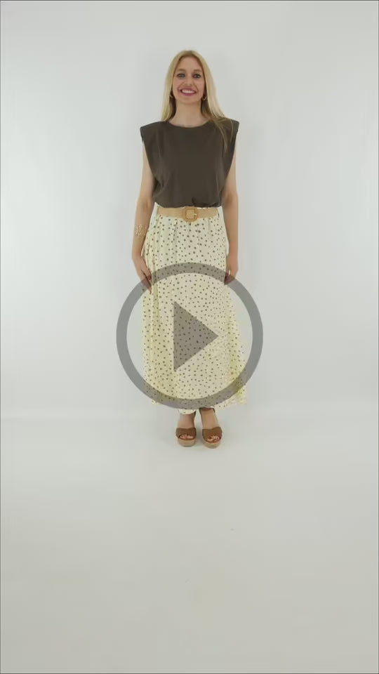 Video del Look Camiseta Hombreras con falda midi de lunares y cinturón de rafia.