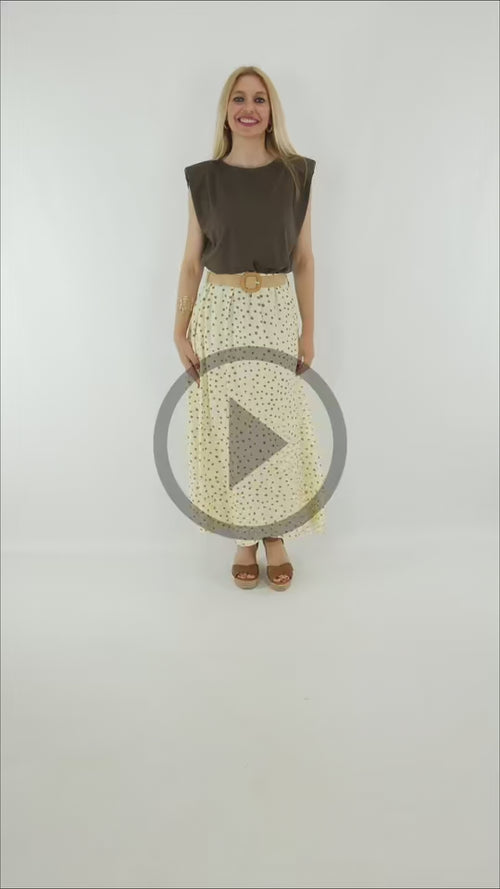 Video del Look Camiseta Hombreras con falda midi de lunares y cinturón de rafia.