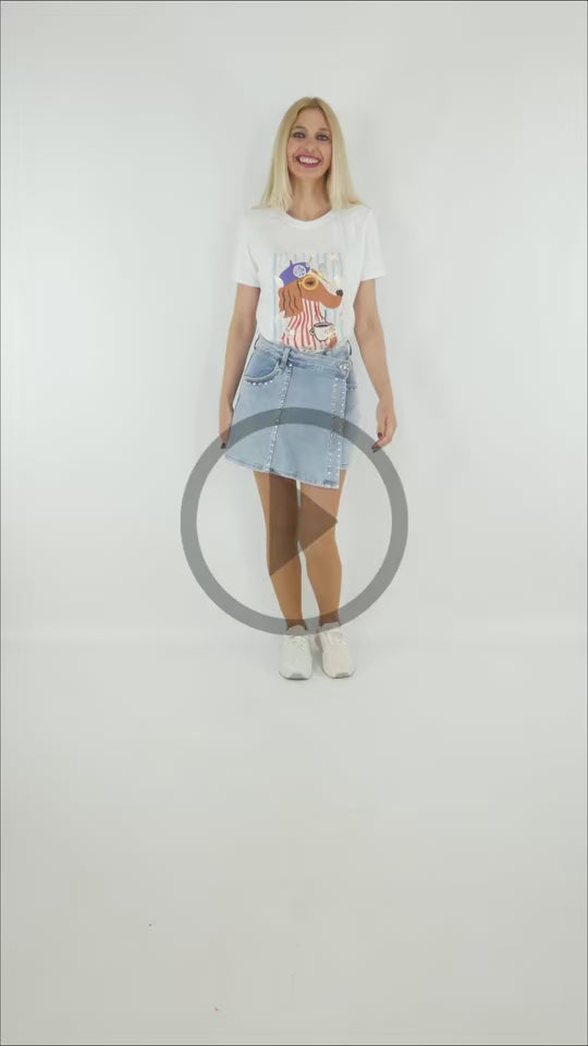 Video del Look de Falda Pantalón Tachas denim coon camiseta con dibujo