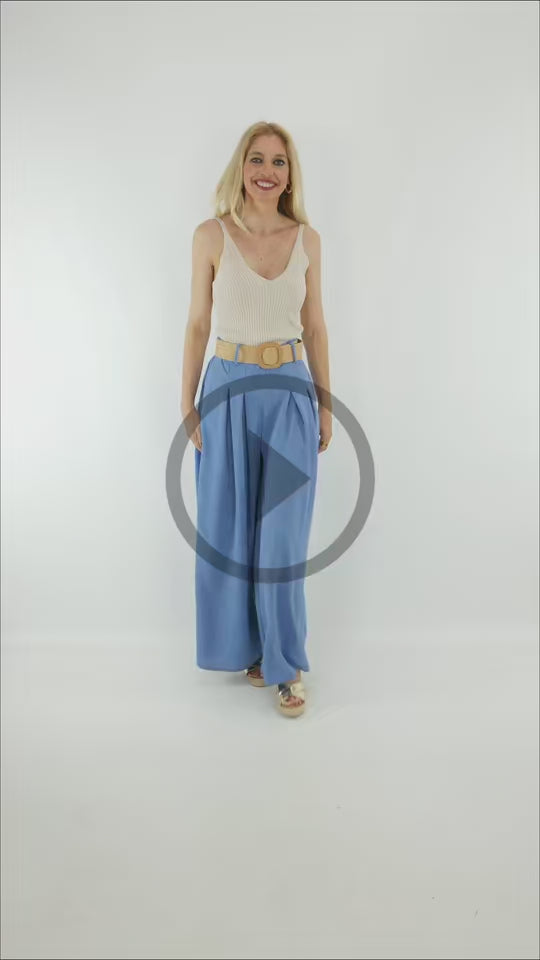 Video del Look Top Siena con pantalón palazzo azul y cinturón rafia