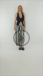 Video del Look de top halter negro con nudo frontal combinado con pantalón de rayas negro y blanco