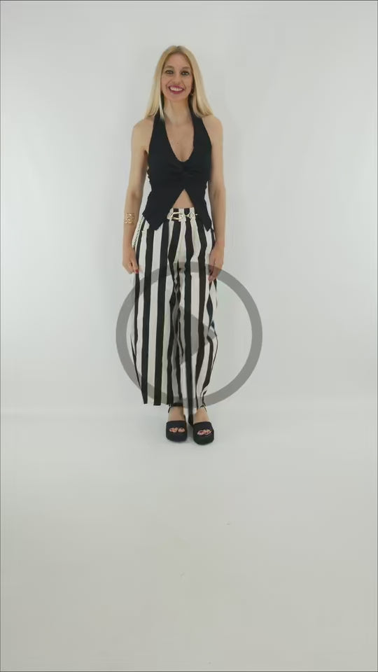 Video del Look de top halter negro con nudo frontal combinado con pantalón de rayas negro y blanco