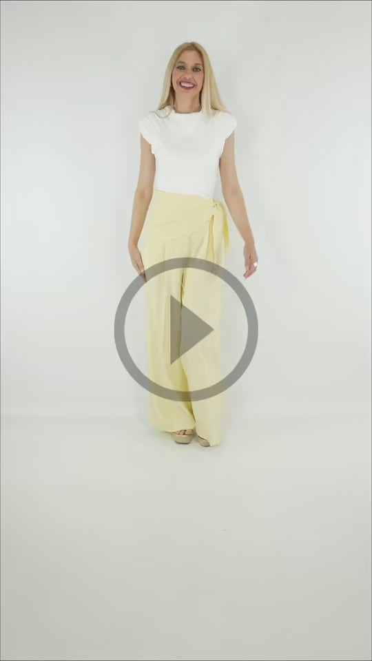 Video del Look de Pantalón Pañuelo amarillo con lazada lateral con top blanco liso