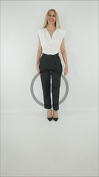 Video del Look de Pantalón Atelier negro con cinturón integrado mujer elegante con boy