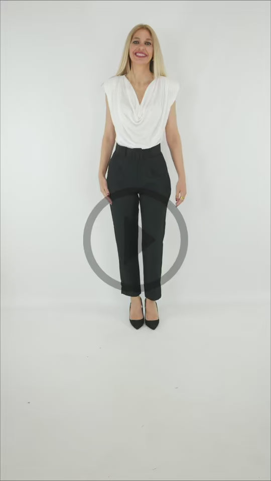 Video del Look de Pantalón Atelier negro con cinturón integrado mujer elegante con boy