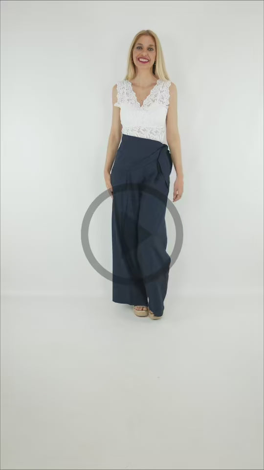 Video del Look de Top de encaje blanco con escote en pico y acabado floral y pantalón pañuelo azul