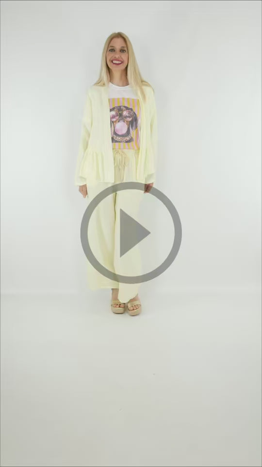 Video del Look Chaqueta Efecto Lino con Camiseta Dog y Pantalón Efecto Lino amarillo.