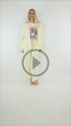Video del Look Chaqueta Efecto Lino con Camiseta Dog y Pantalón Efecto Lino amarillo.