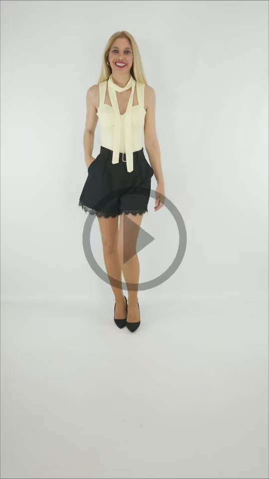 Video del Look de Top corset estructurado amarillo con copas y ajuste ceñido con short negro con encajes