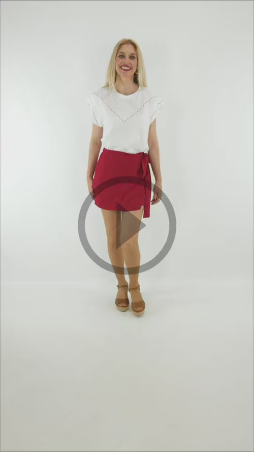 Video del Look de Camiseta Tachuelas y Falda Pantalón Pareo color burdeo