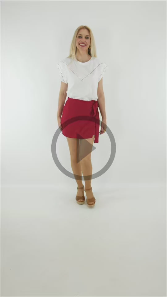Video del Look de Camiseta Tachuelas y Falda Pantalón Pareo color burdeo