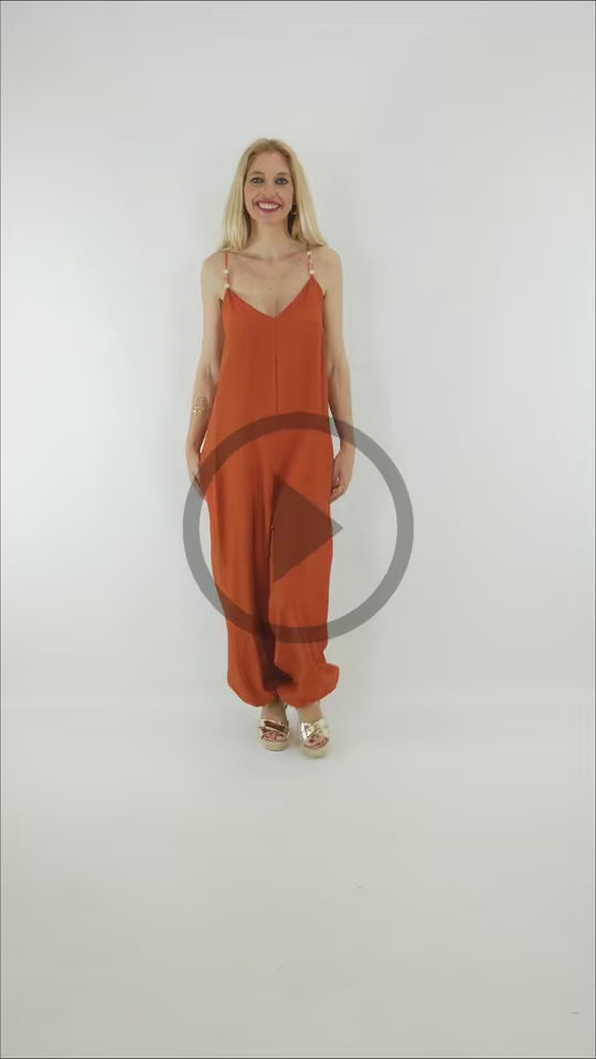 Video del Look Mono Sahara color teja con sandalias de cuña doradas