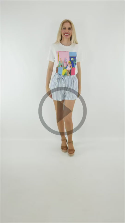 Video del Look Camiseta Woman con short de rayas celeste y blanco con cinturón lazada incorporado