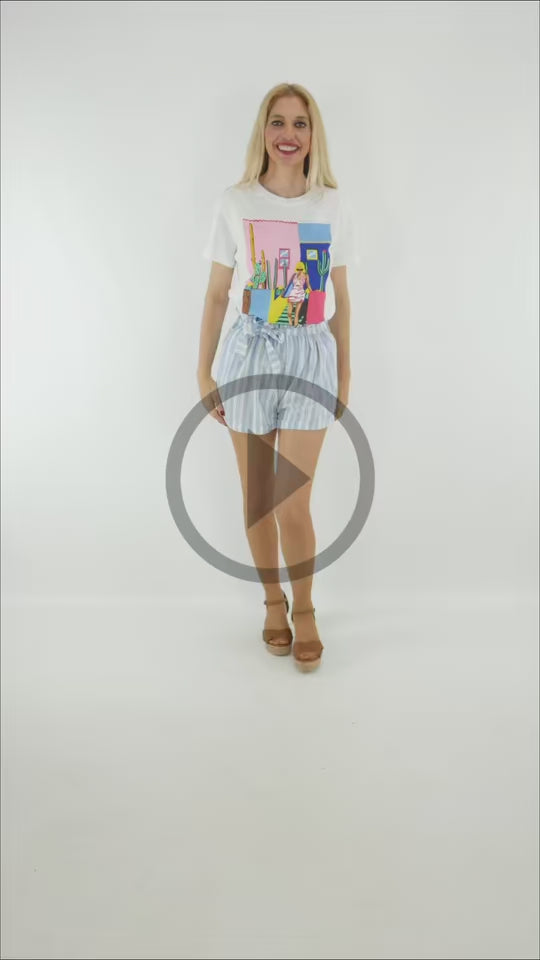 Video del Look Camiseta Woman con short de rayas celeste y blanco con cinturón lazada incorporado