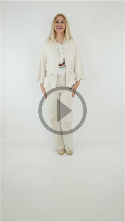 Video del Look Bomber Aura con pantalón recto en color crema y camiseta gráfica