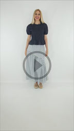 Video con Look compuesto por Blusa fruncida mujer azul marino manga corta con falda de rayas
