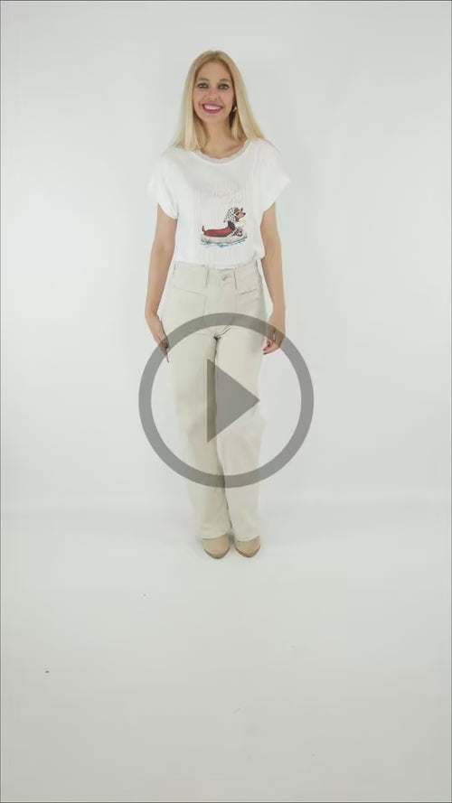 Video del Look Camiseta Salchicha con pantalón recto color crema y bolsillos frontales.