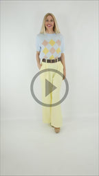 Video del Looks de Pantalón Palazzo de color amarillo con cinturon y jersey de rombos