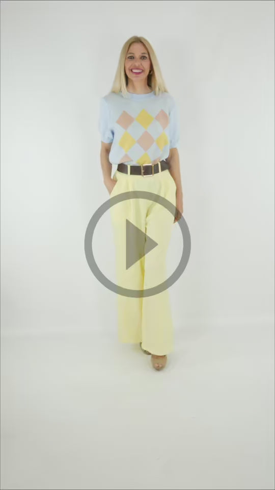 Video del Looks de Pantalón Palazzo de color amarillo con cinturon y jersey de rombos