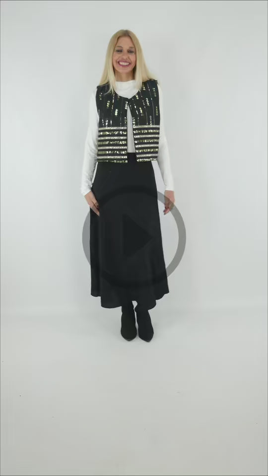 Video del Look Chaleco Lentejuelas con falda larga negra y camiseta blanca