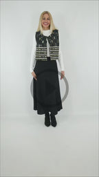Video del Look Chaleco Lentejuelas con falda larga negra y camiseta blanca