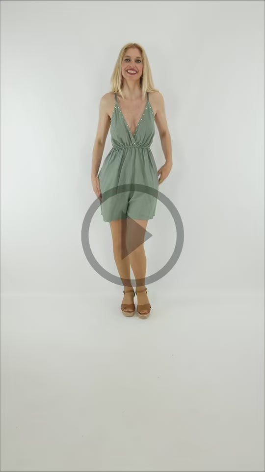 Video del Look Mono Corto Boho con Tachuelas con sandalias de cuña